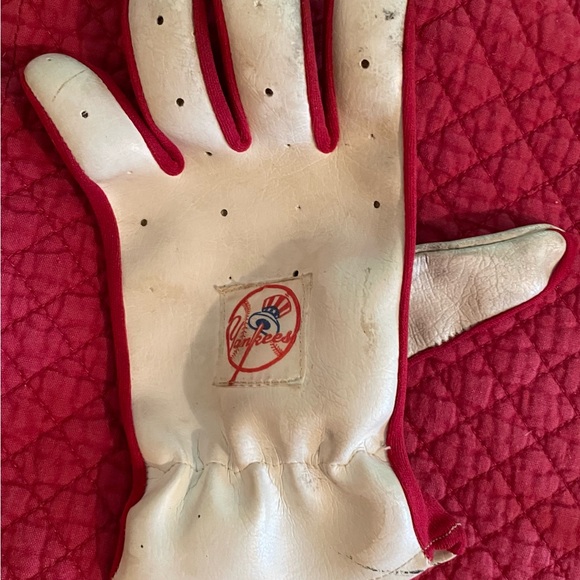 Vintage 1970s NY Yankees left handed batting gloves and sweatband - Picture 5 of 9